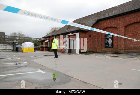 Un policier monte la garde à un cordon sur le toit d'un parking Sainsbury's, à Salisbury, où une tente a été érigé près de la baie et un chariot distributrice Payez et affichez, que la police et les membres des forces armées, la sonde d'agents neurotoxiques soupçonnés attaque sur double agent russe Sergueï Skripal. Banque D'Images