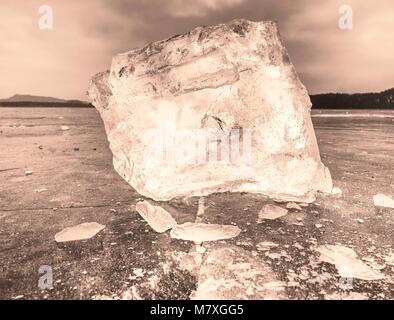 Vue détaillée dans une glace avec des rayures profondes et des fissures. Couper contre floe à ciel du soir et projecteur. Banque D'Images