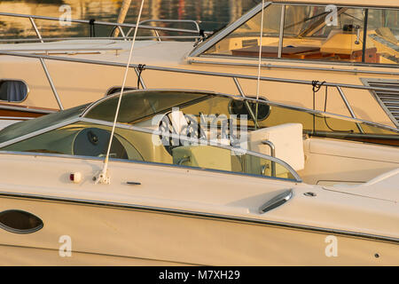 Vue sur le bateau yacht au mouillage Banque D'Images