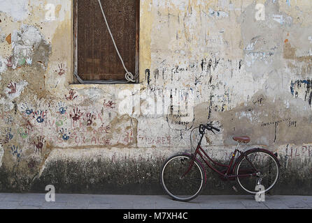 Vieux vélo appuyé contre le mur. La Ville En Pierre. Zanzibar. L'Afrique de l'Est. Banque D'Images