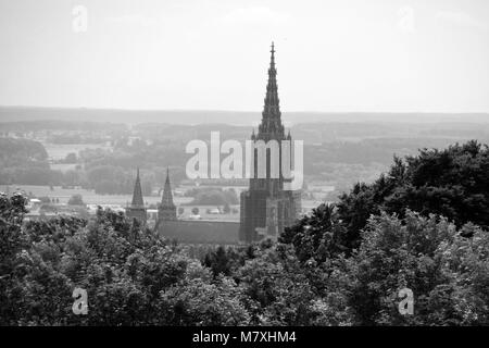 Ministre de l'ulm avec le plus haut clocher panorama dans un look noir et blanc nostalgique Banque D'Images