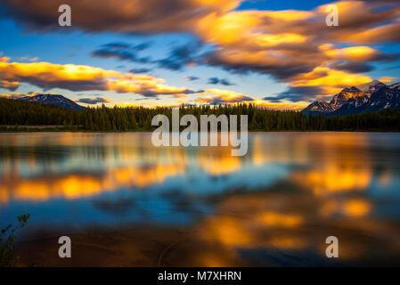 Coucher de soleil sur Herbert Lake dans le parc national de Banff, Alberta, Canada Banque D'Images