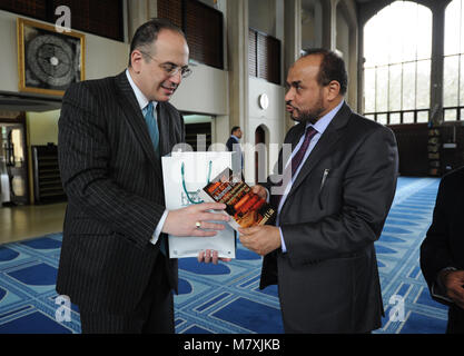 Directeur général de la mosquée de Regent's Park Dr Ahmad Al Dubayan (droite) donne à la ministre du Patrimoine canadien, Michael Ellis, un cadeau à l'intérieur de la salle de prière à la mosquée centrale de Londres à Regent's Park, qui a été nouvellement répertoriées au grade II* par l'Angleterre historique. Banque D'Images