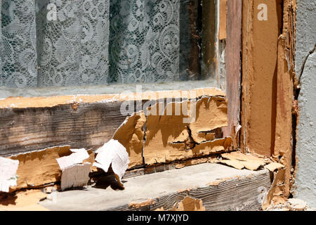 Vieille fenêtre en verre avec la peinture écaillée du châssis, foin, New South Wales, Australie. Banque D'Images