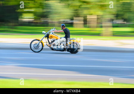 Minsk, Belarus - 16 août 2017 : Motocycliste conduit une moto jaune contre l'arrière-plan flou, Biker Riding Moto. Vue de côté, le Flou Movem Banque D'Images