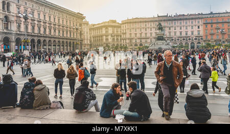 Milan, Italie - 2 novembre, 2017 : l'atmosphère de la rue sur la place principale de Duomo où les gens marchent sur un jour d'automne Banque D'Images