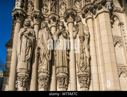 La Tour Nord, portail de l'église cathédrale de St John the Divine. De gauche à droite : SS. Thomas a Becket, Catherine, Stephen, et Alban. Banque D'Images