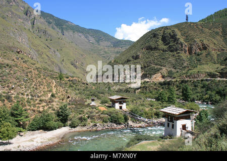 Campagne entre Paro et Thimphu (Bhoutan). Banque D'Images