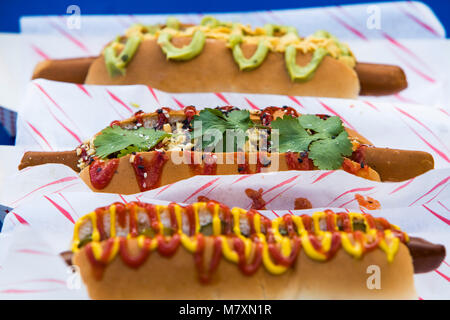 Trois vegan hot dogs, street food. Banque D'Images