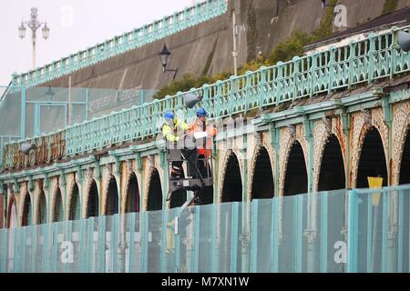 Examiner le travail des arpenteurs de fer sur Madère Terrasse sur le front de mer de Brighton. Un total de 148 avec des arches d'être pleinement rétablie à un coût estimé de plus de £24 millions de livres. L'ensemble de la liste de Grade II structure en fonte qui forme Brighton Terrasses de Madère a été fermé au public par crainte des parties pourrait s'effondrer. Banque D'Images