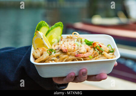 Plat de nouilles pad thaï aux crevettes pour plats à emporter. Banque D'Images