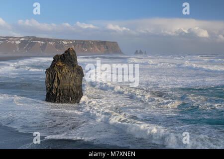 Plage de sable noir Reynisfjara qui jouit et basaltiques de Reynisdrangar vus de Dyrholaey près de Vik, Islande Banque D'Images