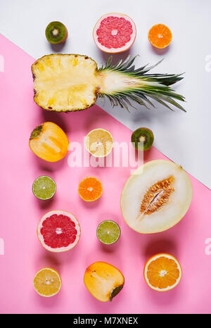 Des moitiés de divers fruits exotiques Banque D'Images