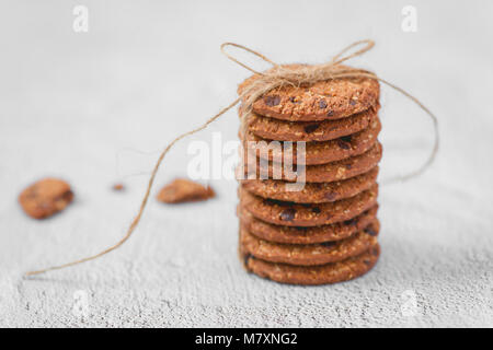 Still Life de cookies aux pépites de chocolat sur la plaque sur la table. Banque D'Images