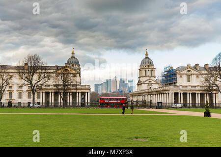 Londres, UK - Janvier 2018 : le Royal Naval College à Greenwich avec les gratte-ciel de Canary Wharf en arrière-plan et de conduite d'autobus à impériale rouge Banque D'Images