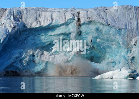 Le vêlage des glaciers dans la région de Svalbard, Norvège Banque D'Images