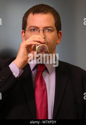 MSP Mark McDonald a un verre d'eau avant de faire une déclaration à la presse à son retour au parlement écossais à Édimbourg à la suite de sa démission de son rôle ministériel et le SNP après avoir admis un comportement inapproprié à l'égard des femmes. Banque D'Images