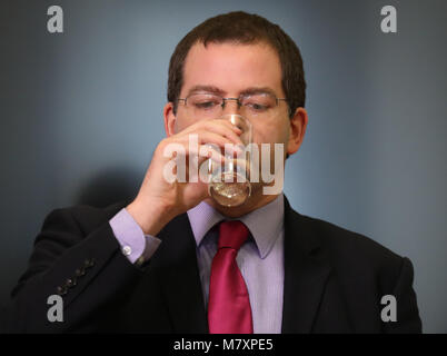 MSP Mark McDonald a un verre d'eau avant de faire une déclaration à la presse à son retour au parlement écossais à Édimbourg à la suite de sa démission de son rôle ministériel et le SNP après avoir admis un comportement inapproprié à l'égard des femmes. Banque D'Images