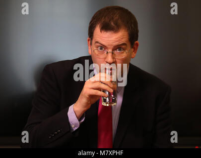 MSP Mark McDonald a un verre d'eau avant de faire une déclaration à la presse à son retour au parlement écossais à Édimbourg à la suite de sa démission de son rôle ministériel et le SNP après avoir admis un comportement inapproprié à l'égard des femmes. Banque D'Images