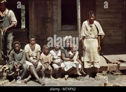 Portrait de famille sur le porche, Bayou Bourbeau Plantation, FSA, coopérative, Natchitoches, Louisiana, USA, Marion Post Wolcott pour Farm Security Administration, Août 1940 Banque D'Images