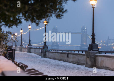 Londres, UK - Mars 2018 : Tower Bridge en hiver avec vide, sentier couvert de neige le long de la Tamise en premier plan Banque D'Images