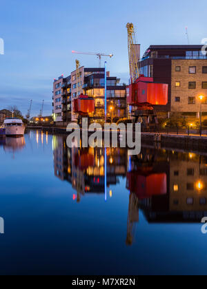 Londres, UK - Mars 2018 : riverfront moderne avec de vieux bâtiments grues docks Banque D'Images