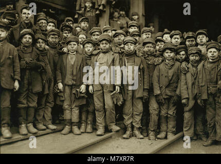 Grand groupe de garçons disjoncteur disjoncteur extérieur Ewen, Sud Pittston, Pennsylvania, USA, Lewis Hine pour Comité nationale sur le travail des enfants, Janvier 1911 Banque D'Images