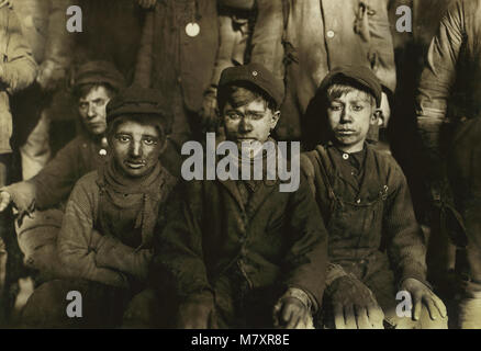 Disjoncteur de groupe, les garçons assis Portrait, Pittston, Pennsylvania, USA, Lewis Hine pour Comité nationale sur le travail des enfants, Janvier 1911 Banque D'Images