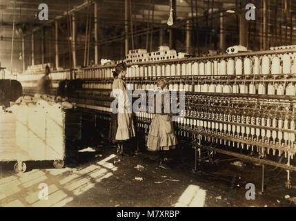 Deux jeunes fileurs, Un portrait dans la salle de la filature de coton de Marysville, à Newberry, Caroline du Sud, USA, Lewis Hine pour Comité nationale sur le travail des enfants, Décembre 1908 Banque D'Images