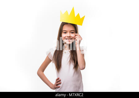 Close up portrait of little girl wearing smiley couronne papier Banque D'Images