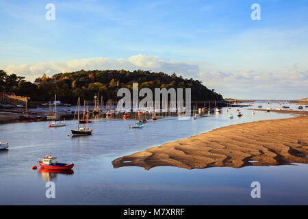 Vue vers le bas de l'estuaire de la rivière Conwy à port de faible ensoleillement avec bateaux amarrés et exposés banc ondulé à marée basse. Conwy, Pays de Galles, Royaume-Uni, Angleterre Banque D'Images