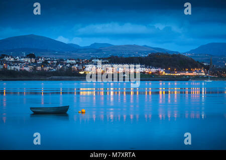 Nuit à Caernarfon prises de Anglesey et à l'ensemble du détroit de Menai Banque D'Images