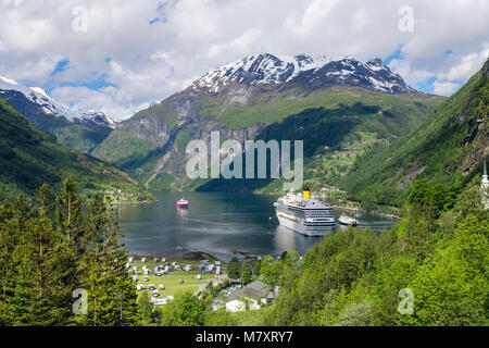 Paquebot de croisière Costa Magica dans Geirangerfjorden ou fjord de Geiranger. La région de Sunnmøre, Geiranger, Møre og Romsdal (Norvège, Scandinavie Banque D'Images