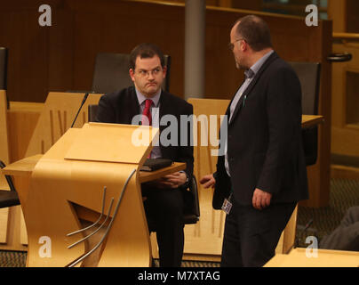 MSP Mark McDonald (à gauche) fait état Vert Écossais Andy Wightman MSP comme il est assis à l'arrière de la chambre à son retour au parlement écossais à Édimbourg à la suite de sa démission de son rôle ministériel et le SNP après avoir admis un comportement inapproprié à l'égard des femmes. Banque D'Images