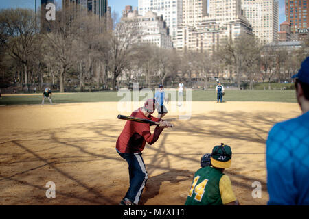 Les gens jouer à la balle molle dans Central Park, New York, printemps 2017. Banque D'Images