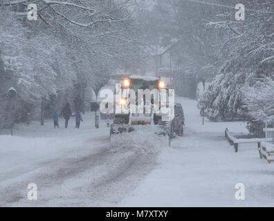 Un tracteur avec un dégagement d'un chasse-neige road à Redditch, Worcestershire, Royaume-Uni. Banque D'Images