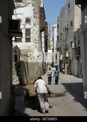 La vie de la rue, l'architecture et impressionnantes maisons anciennes en bois avec des fenêtres en baie et mashrabya dans Al Balad, Jeddah, Arabie Saoudite Banque D'Images