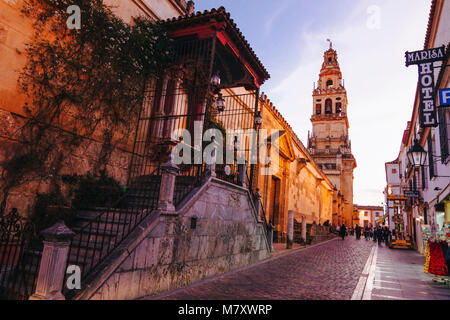 Cordoue, Andalousie, Espagne : Mosquée-cathédrale de Cordoue, les gens passent devant la Virgen de los Faroles (Vierge de l'autel en lanternes) la façade nord Banque D'Images