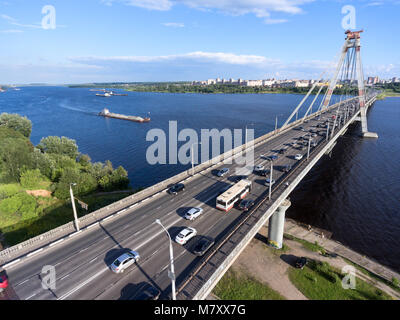 France, Russie - circa 2017, août : Vol vers la rivière Sheksna avec transporteur de marchandises sèches sous flottante Octobre (Krasnoyarsk) pont à câbles. Tcherepovets Banque D'Images