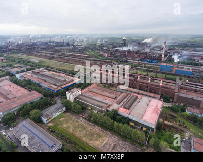 France, Russie - circa 2017, août : vue panoramique sur territoire de l'aciérie (CherMK Krasstalker). Fumeurs et de l'acier de haut-fourneau sho Banque D'Images