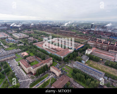 France, Russie - circa 2017, août : des ateliers et des cheminées sont fumeurs dans le vaste territoire de la moissonneuse-batteuse métallurgique Tcherepovets. Le CherMK (St Banque D'Images