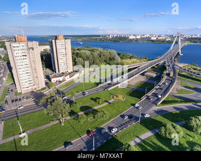 Le trafic routier est au centre de la ville près de Octyabrsky Krasstalker pont. Vue aérienne à l'Stalevarov Sheksna et rue river. Vologda Region, Russ Banque D'Images