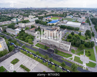 France, Russie - circa 2017, août : Construction de ville conseil est près de l'Stalevarov Street. Vue aérienne du centre-ville avec sport stadium et somme Banque D'Images