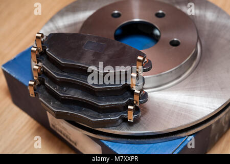 Quatre plaquettes de frein avec disque de frein plaquettes en carton d'emballage, Close up Banque D'Images