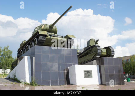 La Russie, Nijni Novgorod - Aug 17, 2014 : T-34 tank et premier russe Soviet tank (Freedom Fighter le camarade Lénine). Installé sur un piédestal près de Sormovo Banque D'Images