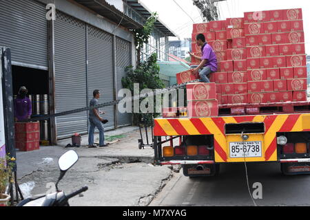 Pattaya, Chonburi, Thailand-December 12e 2017 : livraison de bière en cours de déchargement à l'aide d'un système de rouleau Banque D'Images