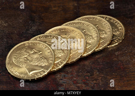 20 Francs belges des pièces d'or sur fond de bois rustique Banque D'Images