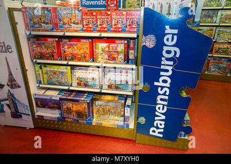 Boîtes de puzzles Ravensburger puzzle scie sauteuse / en vente dans le magasin de jouets de Londres. Regent Street. UK. (96) Banque D'Images