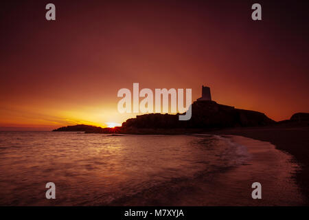 Tour de guet au coucher du soleil sur l'île Llanddwyn, Anglesey, côte Nord du Pays de Galles Banque D'Images