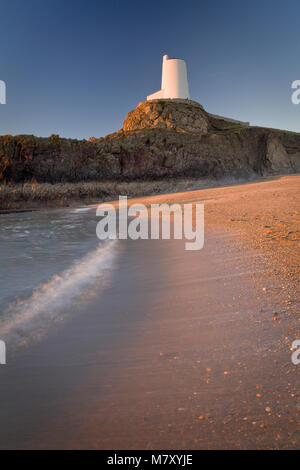 Tour de guet sur l'île Llanddwyn, Anglesey, côte Nord du Pays de Galles sur une soirée ensoleillée Banque D'Images